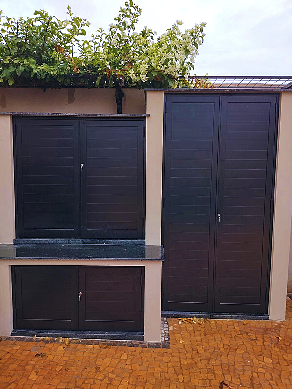 Armário externo com esquadrias em alumínio