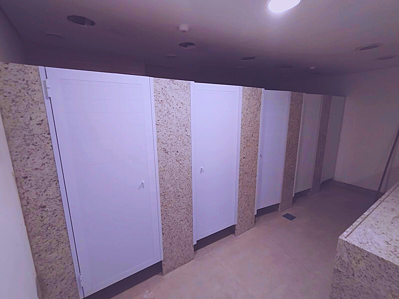 Portas de banheiro em alumínio com divisórias de granito